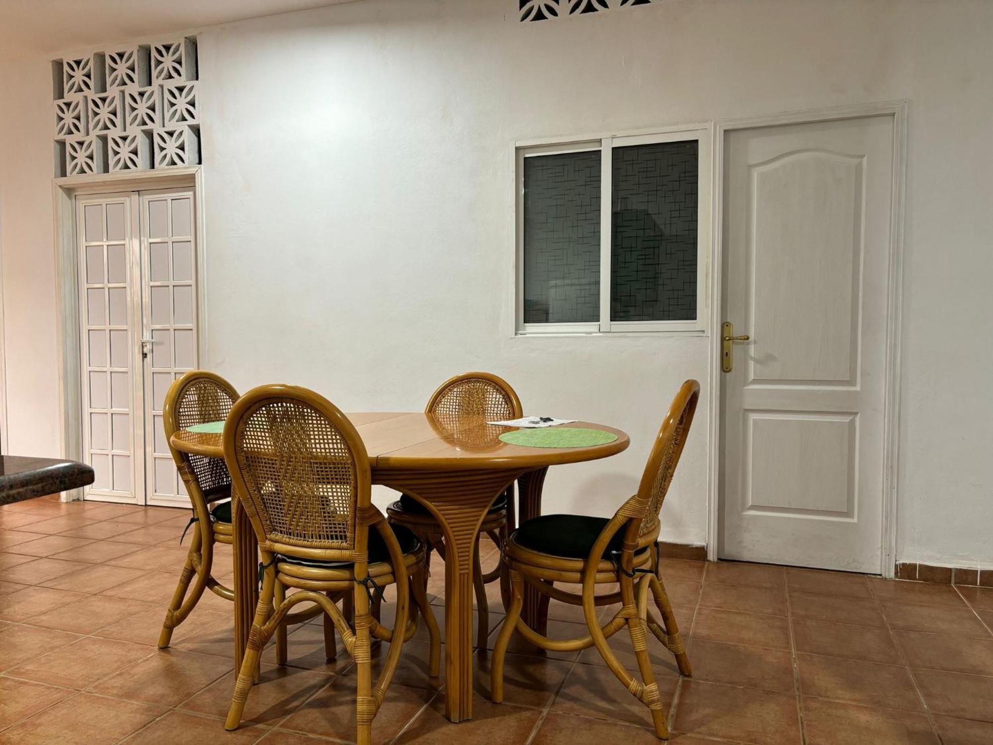 Habitacion Matrimonial En Un Bajo Bano Compartido Areas Compartidas Abades  Exteriör bild